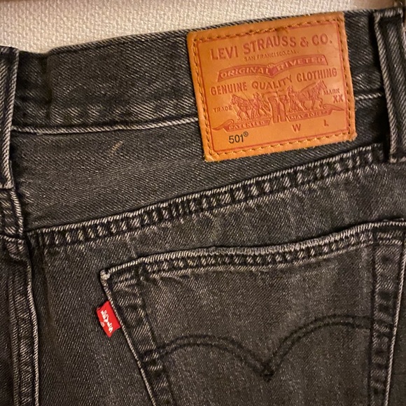 Levi’s 501 Mid-Rise Denim Short in Black/Gray - Picture 6 of 7